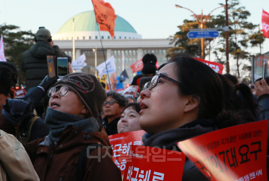 박근혜 대통령 탄핵 소추안이 가결된 9일 서울 여의도 국회 앞에서 한 시민이 눈물을 흘리며 기뻐하고 있다. 유동일기자 eddieyou@